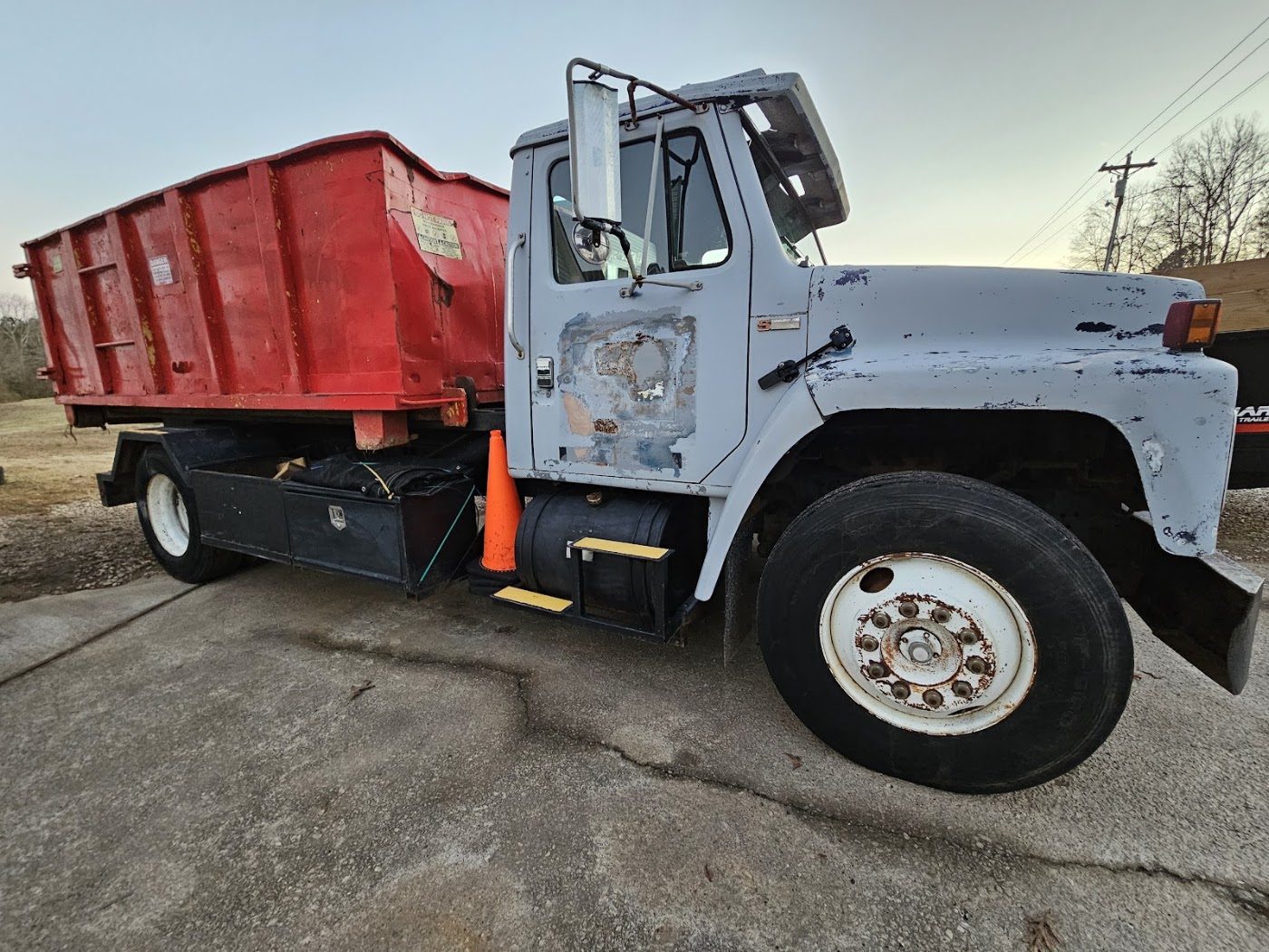 Roll-off truck